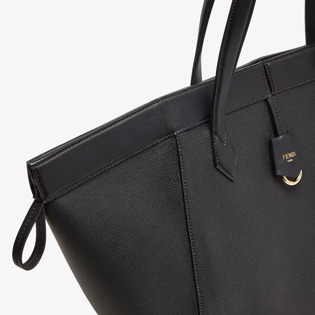 Black leather bag that can be transformed