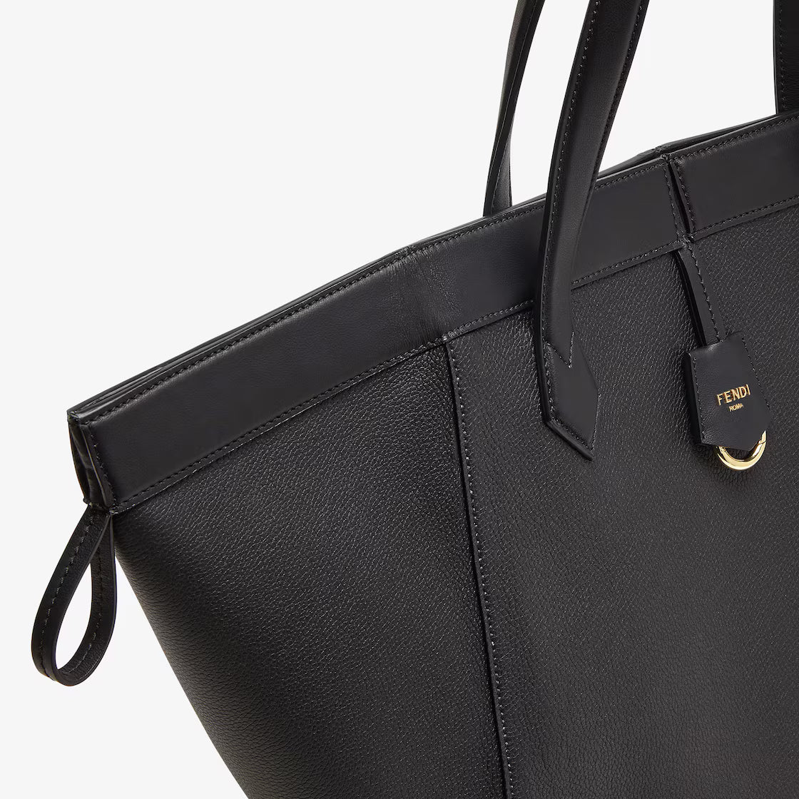 Black leather bag that can be transformed
