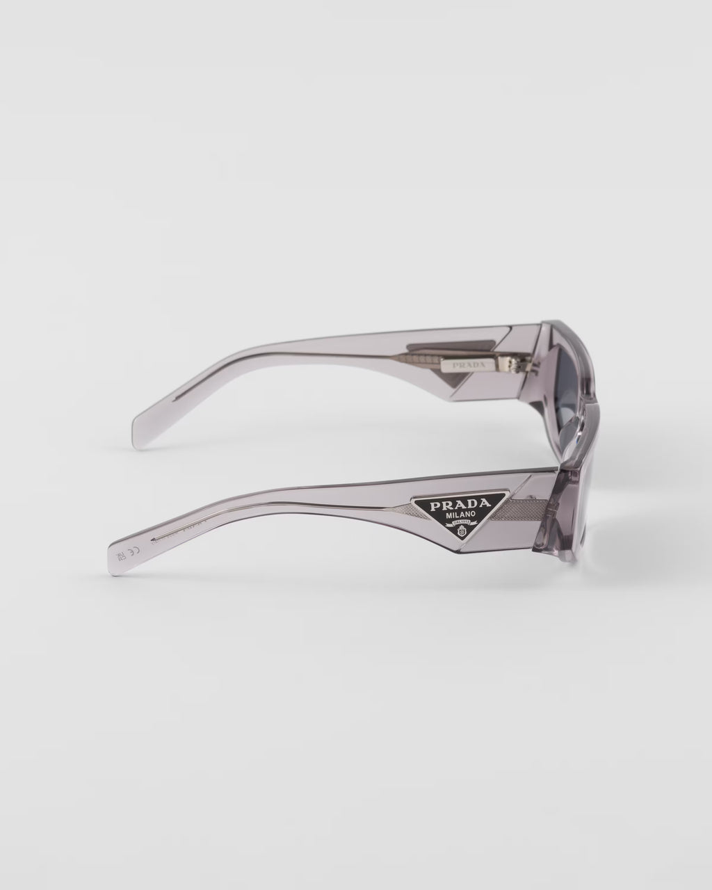 Sunglasses with triangle logo
