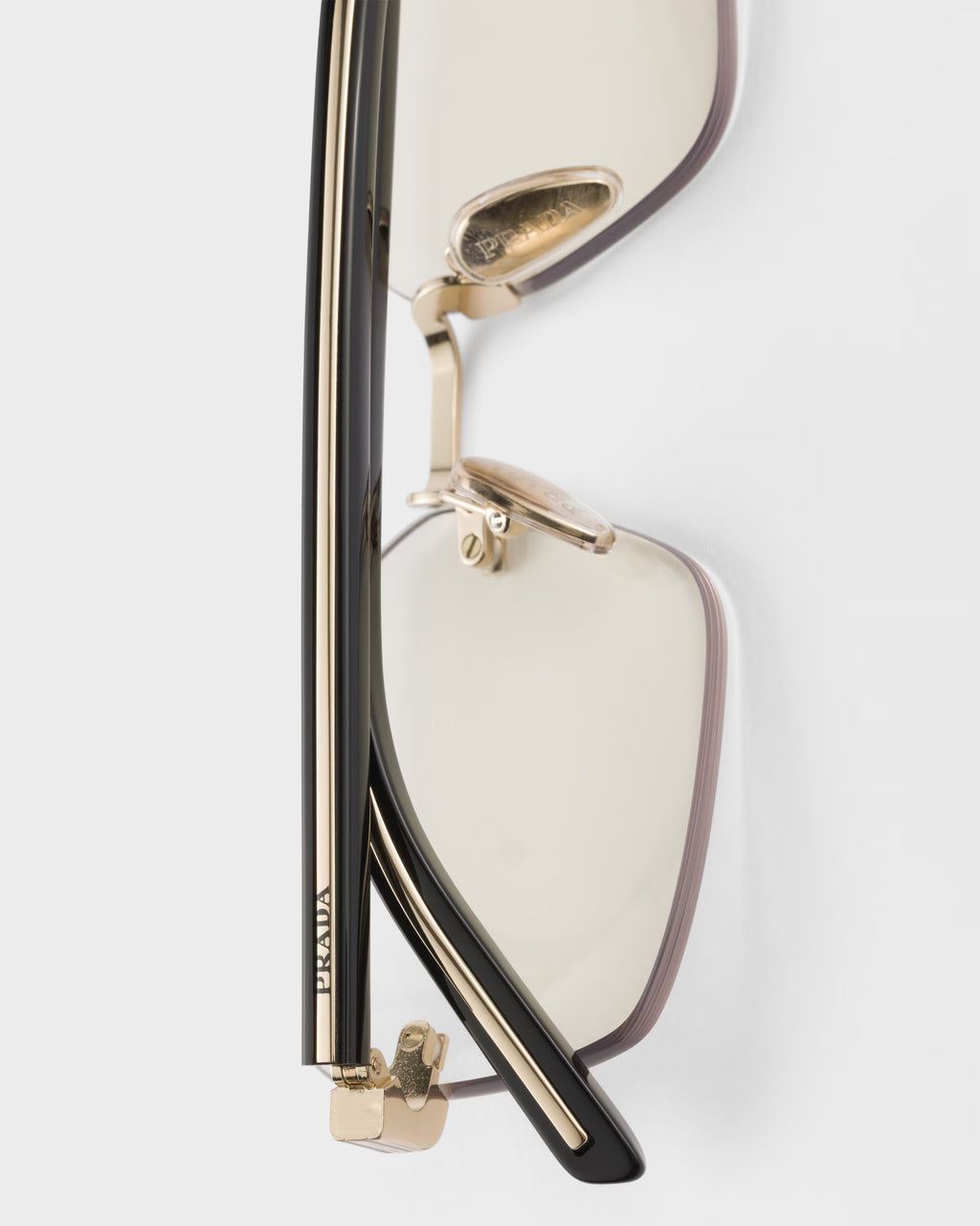 Sunglasses with the iconic metal plaque ColorBlue-ray Transparent Lenses RUNWAY DELUXE